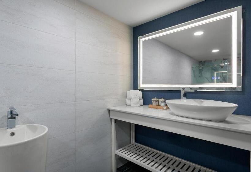 Crown Reef Beach Resort And Waterpark