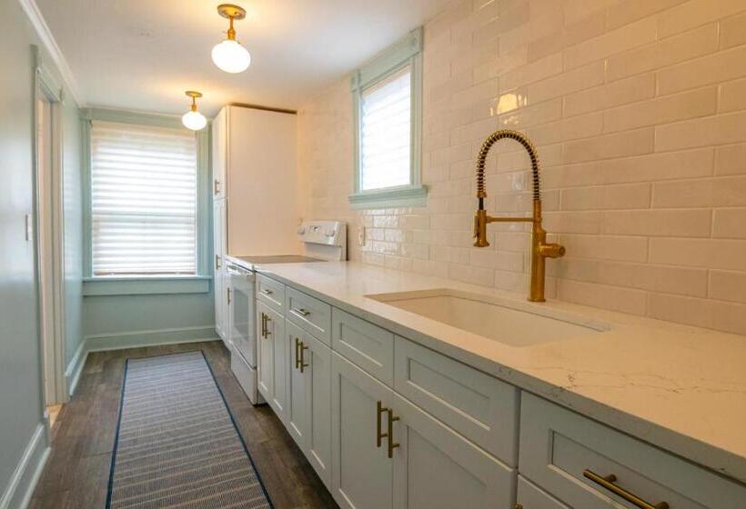 Отель The Burbank Rose Inn