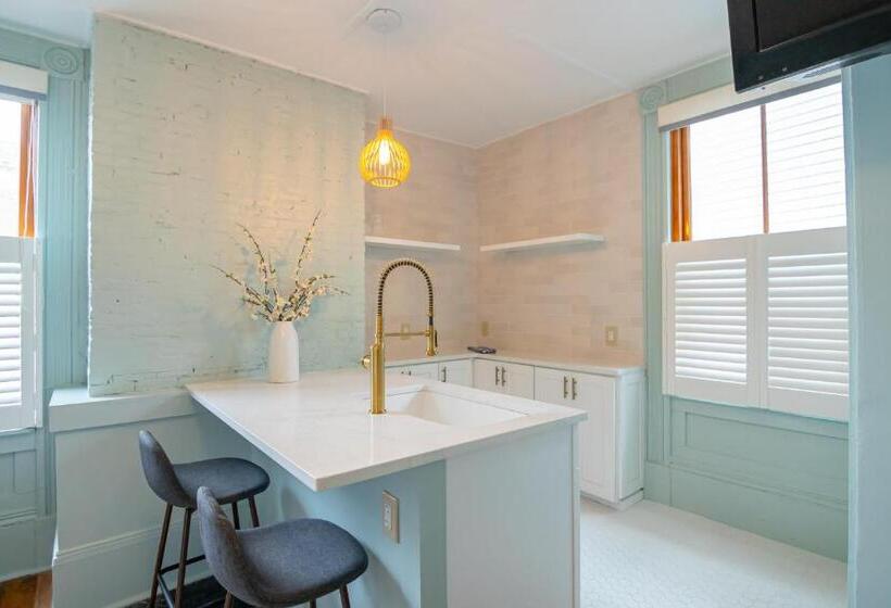 Отель The Burbank Rose Inn