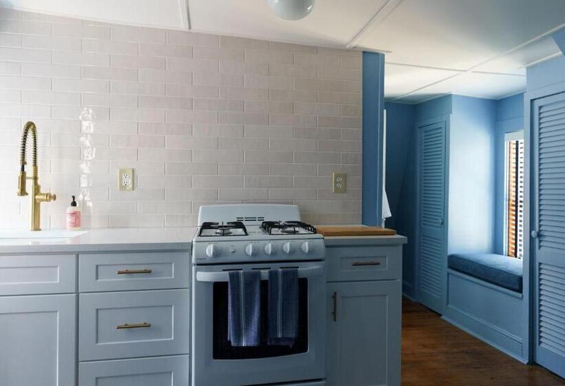 Отель The Burbank Rose Inn