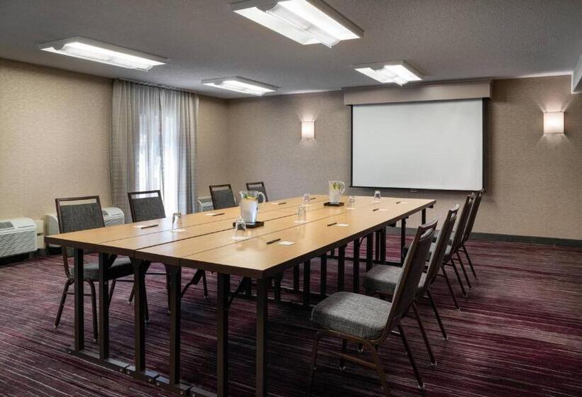 Отель Courtyard By Marriott Pleasanton