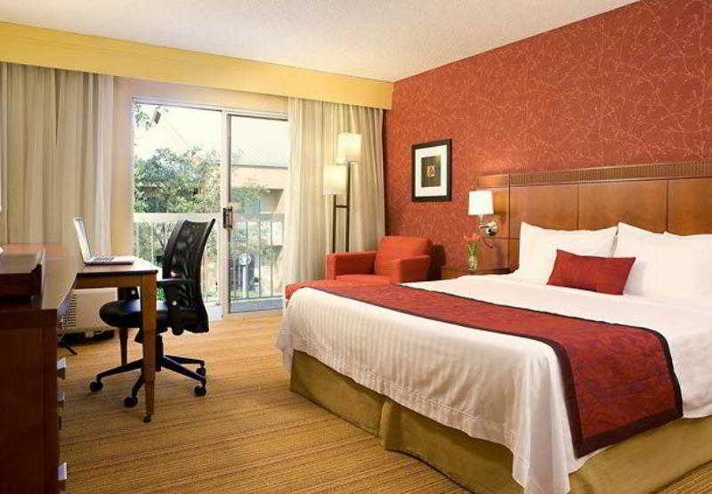 Отель Courtyard By Marriott San Mateo Foster City