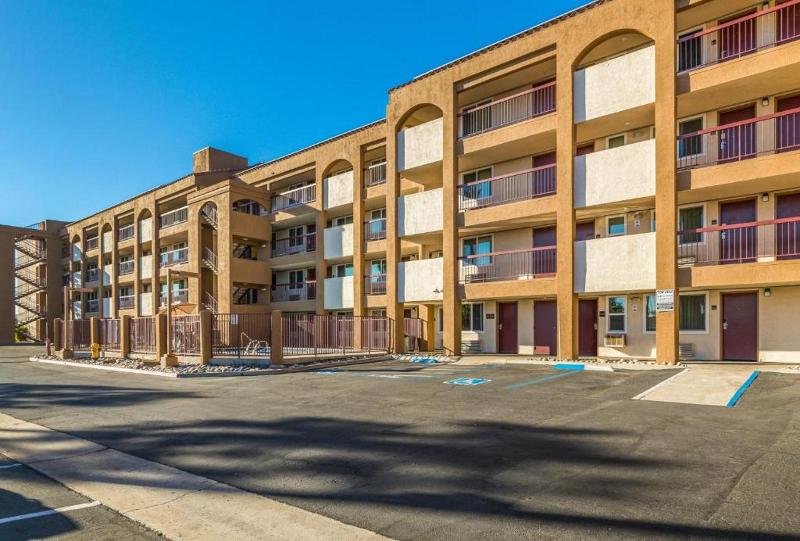 בית מלון כפרי Days Inn By Wyndham Chula Vista San Diego