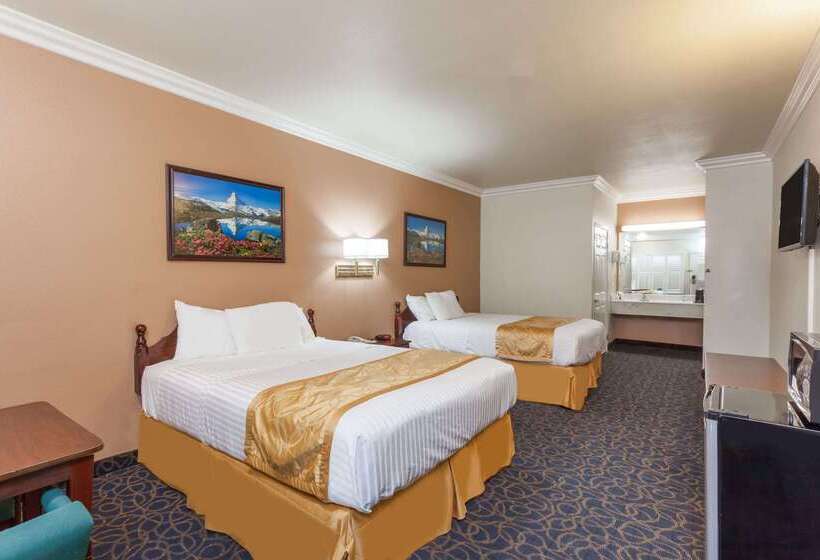 Отель Days Inn & Suites By Wyndham South Gate