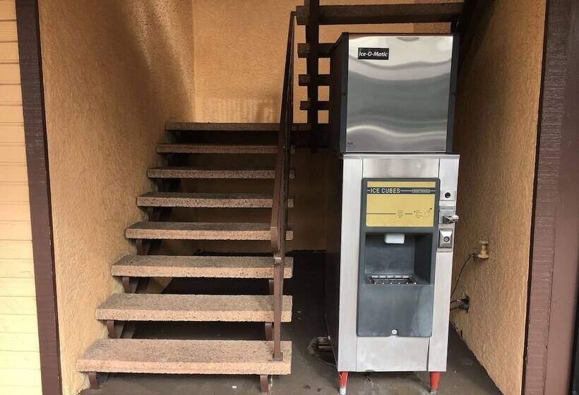 فندق Del Amo Inn