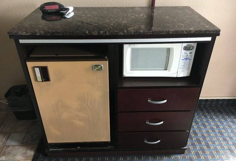 فندق Del Amo Inn