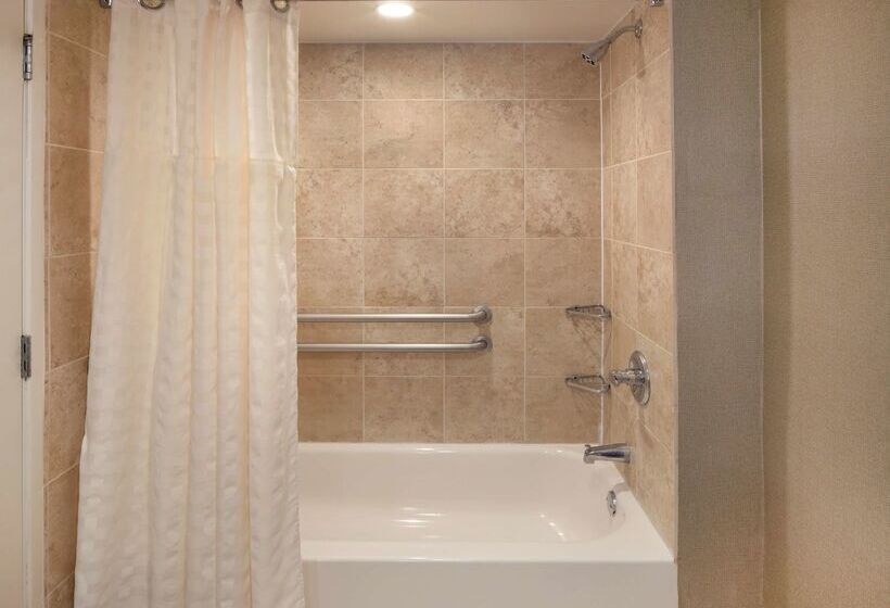 فندق Embassy Suites By Hilton Philadelphia Airport
