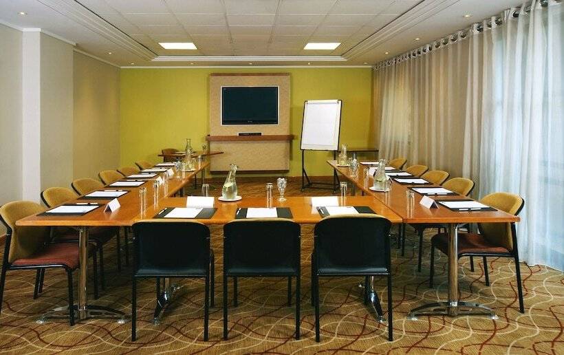 בית מלון כפרי Garden Court Eastgate