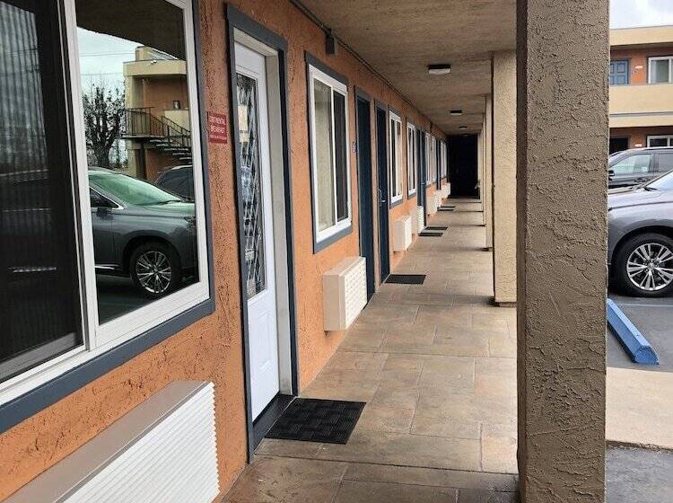 فندق Good Living Inn