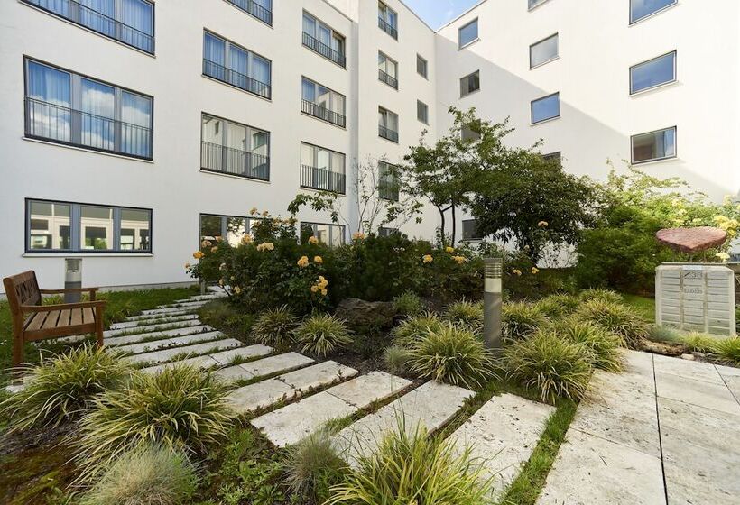 هتل Holiday Inn Berlin Airport   Conference Centre, An Ihg