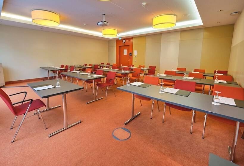 هتل Holiday Inn Berlin Airport   Conference Centre, An Ihg