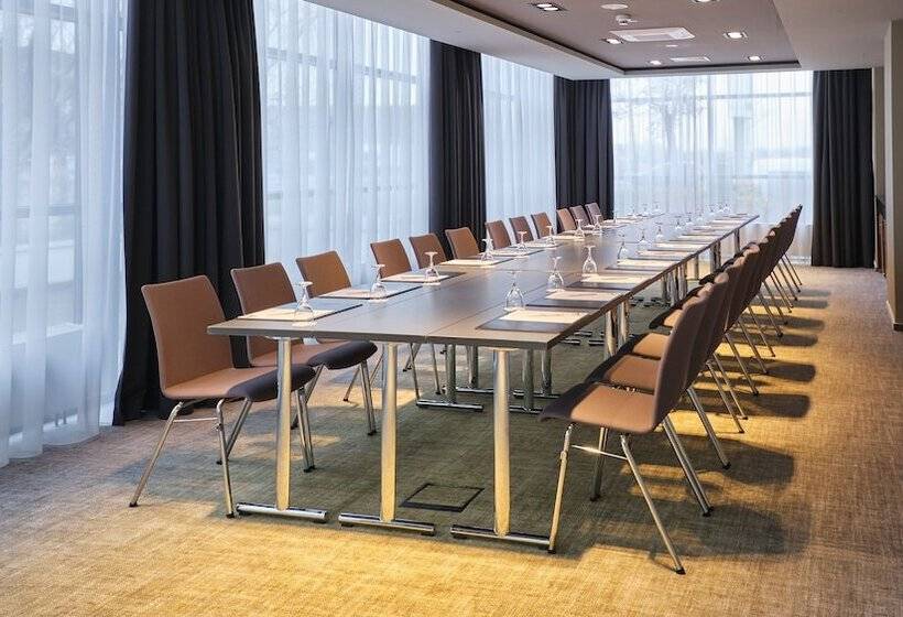 هتل Holiday Inn Berlin Airport   Conference Centre, An Ihg