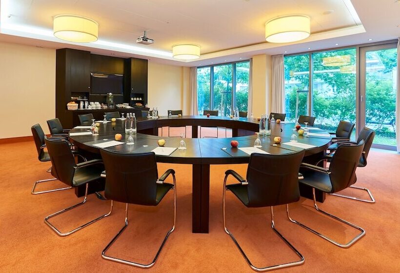 هتل Holiday Inn Berlin Airport   Conference Centre, An Ihg