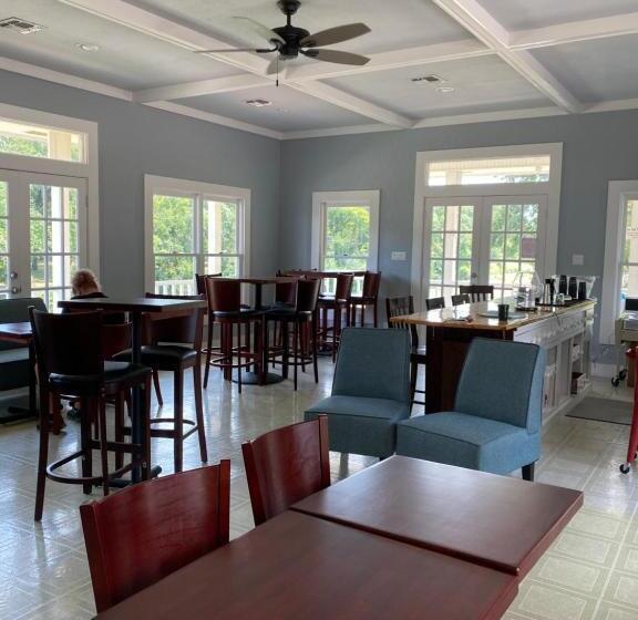 فندق Inn On The River