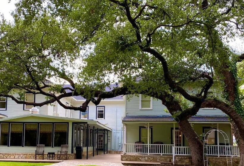 فندق Inn On The River