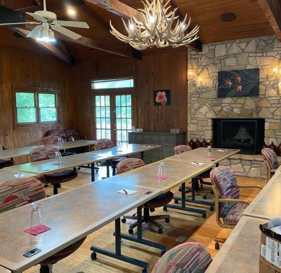 호텔 Inn On The River