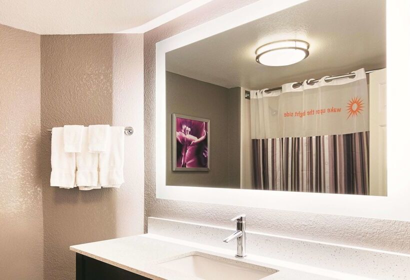 هتل La Quinta By Wyndham Las Vegas Summerlin Tech