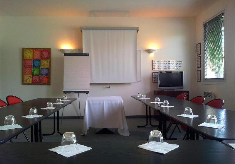 هتل Les Jardins d'Adalric