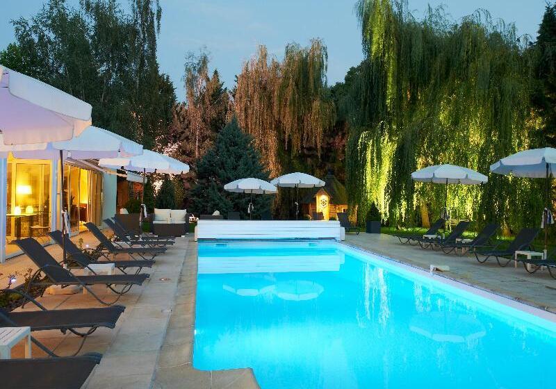 هتل Les Jardins d'Adalric