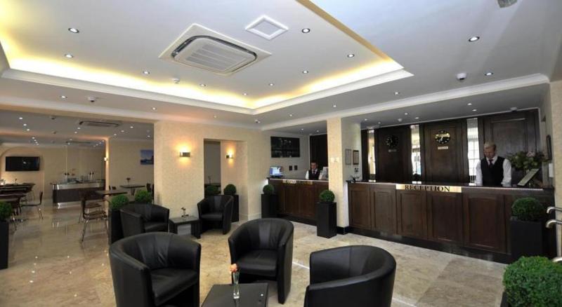 Отель Queens Park