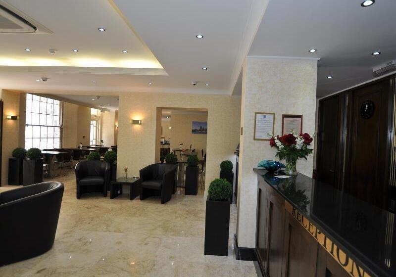 Отель Queens Park