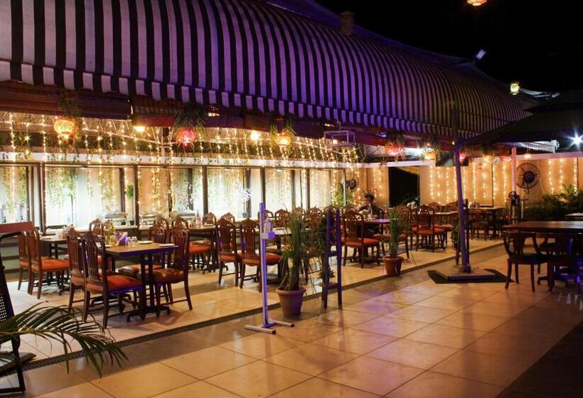 בית מלון כפרי Regenta Place The Emerald