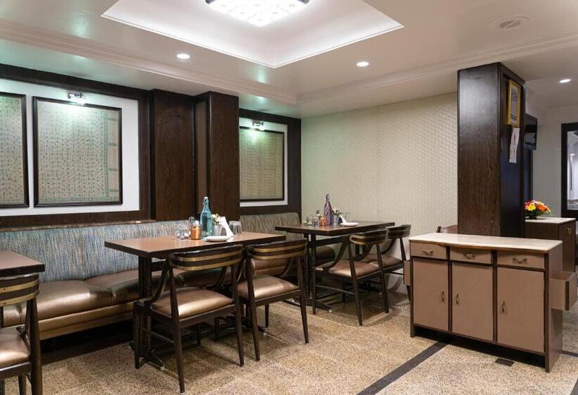 בית מלון כפרי Regenta Place The Emerald