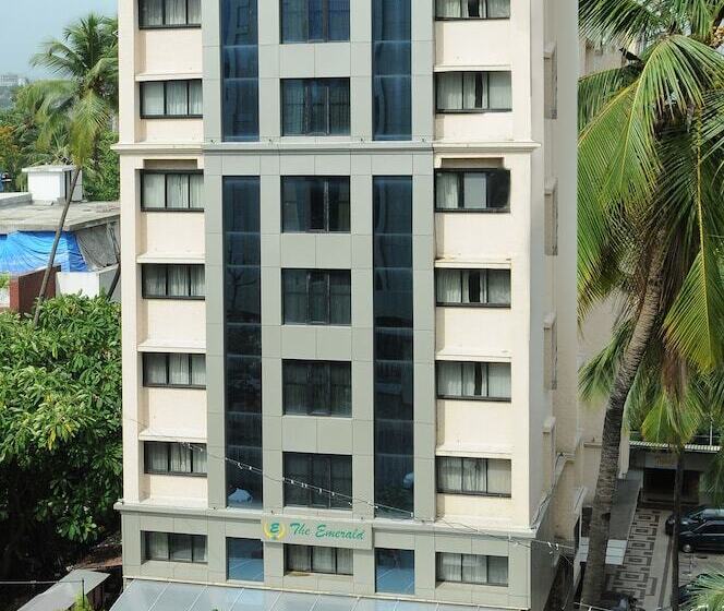 בית מלון כפרי Regenta Place The Emerald