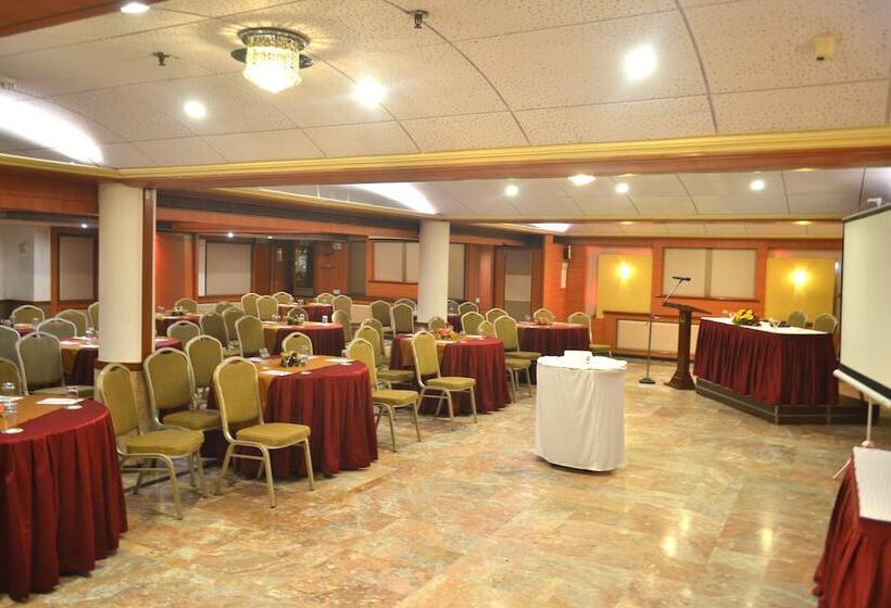 בית מלון כפרי Regenta Place The Emerald