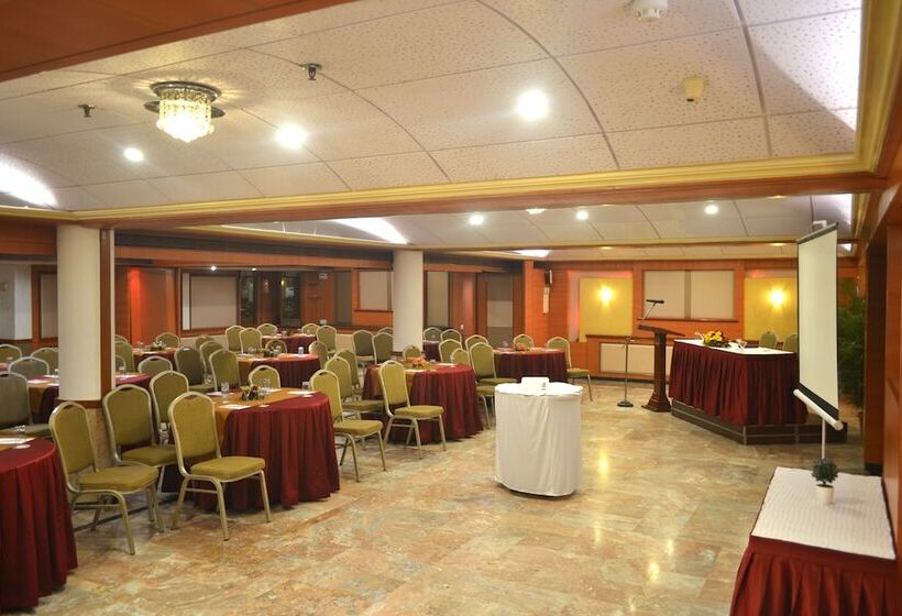 בית מלון כפרי Regenta Place The Emerald