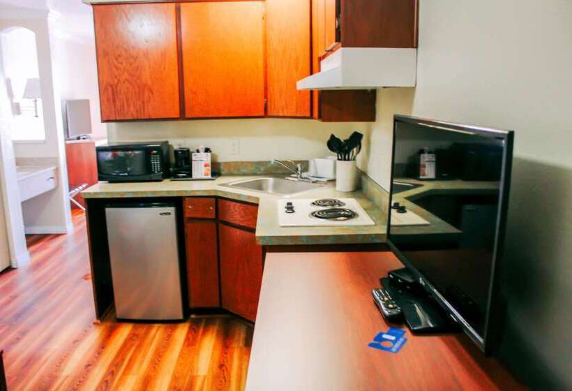 هتل Rodeway Inn & Suites