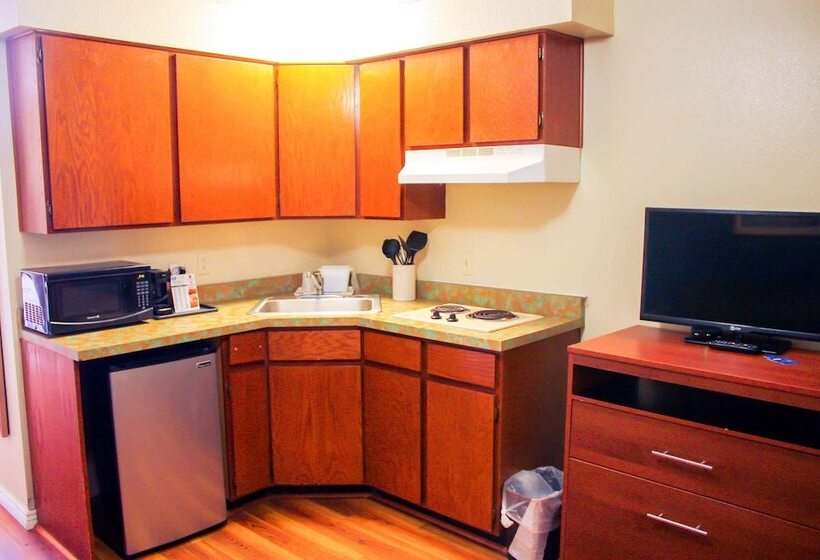 هتل Rodeway Inn & Suites