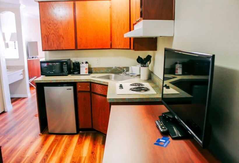 هتل Rodeway Inn & Suites