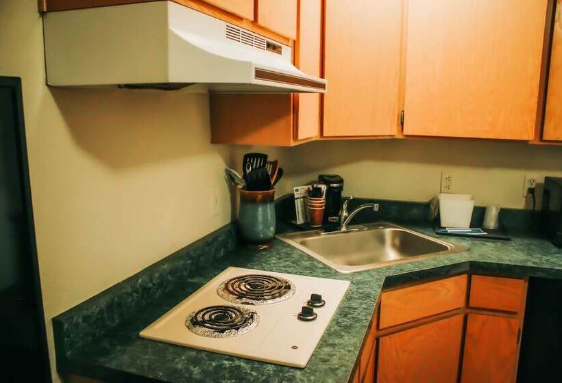 هتل Rodeway Inn & Suites