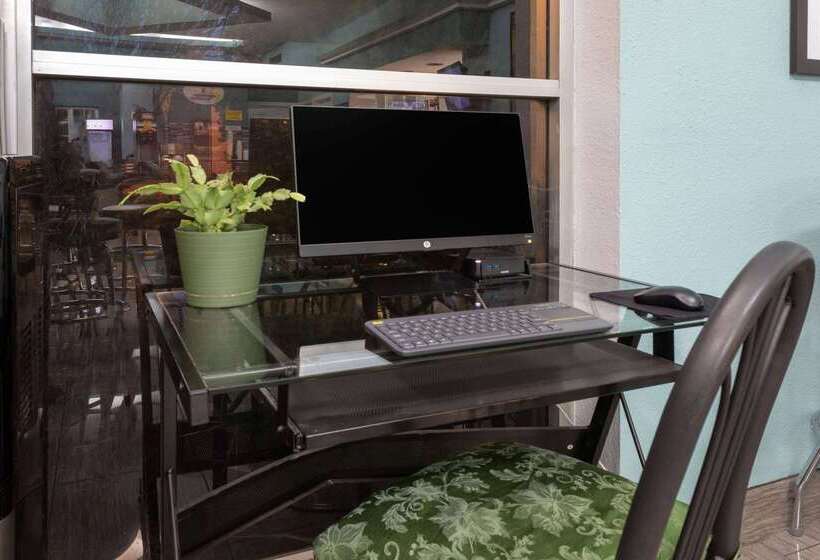 هتل Super 8 By Wyndham Nau/downtown Conference Center