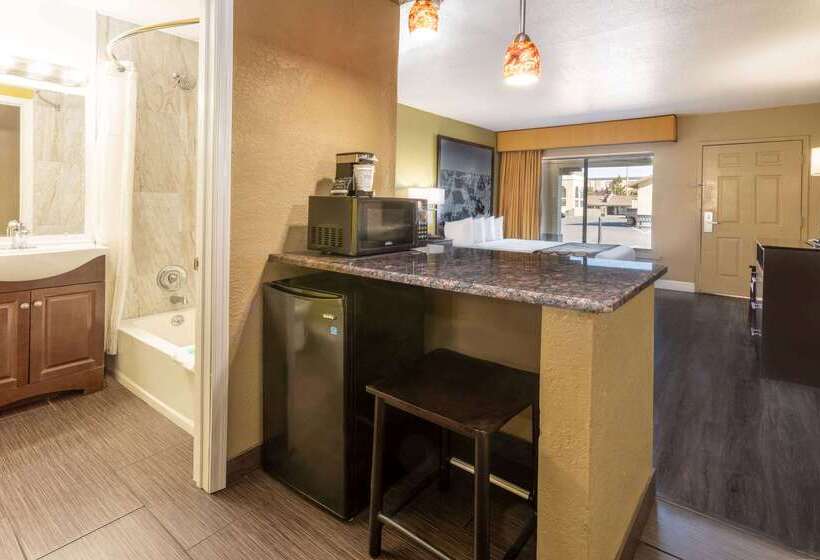 هتل Super 8 By Wyndham Nau/downtown Conference Center