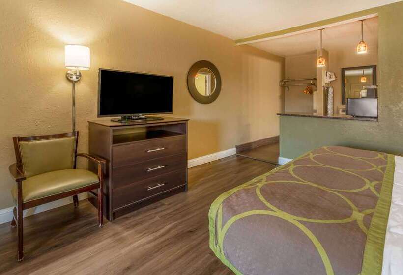 هتل Super 8 By Wyndham Nau/downtown Conference Center