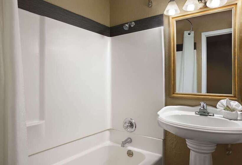 هتل Super 8 By Wyndham Nau/downtown Conference Center