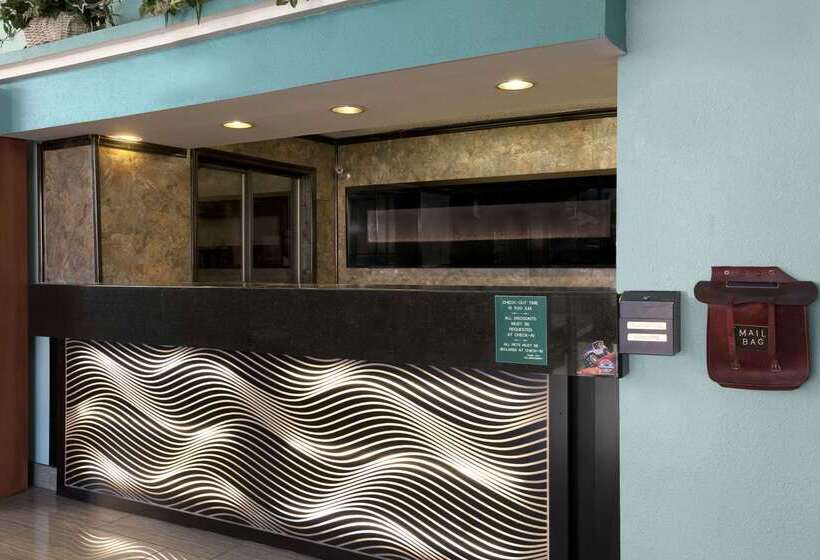 هتل Super 8 By Wyndham Nau/downtown Conference Center