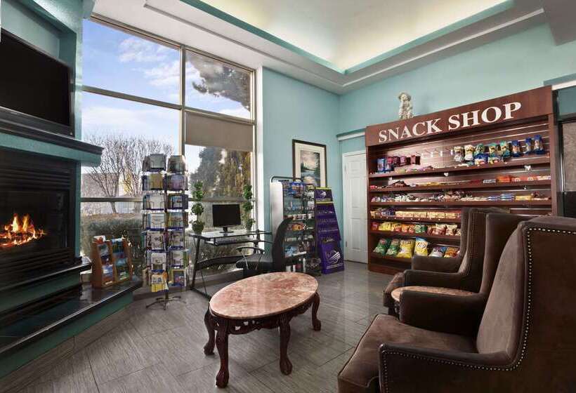 هتل Super 8 By Wyndham Nau/downtown Conference Center