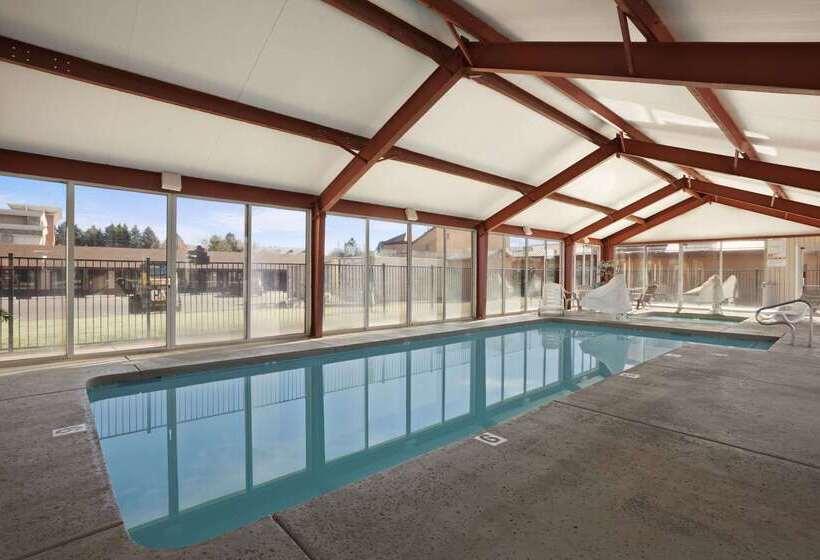 هتل Super 8 By Wyndham Nau/downtown Conference Center