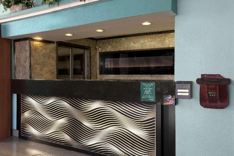 هتل Super 8 By Wyndham Nau/downtown Conference Center