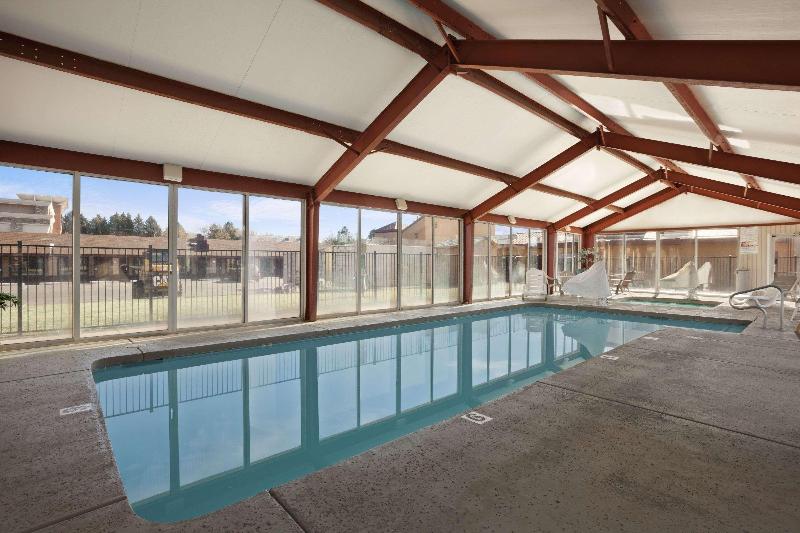 هتل Super 8 By Wyndham Nau/downtown Conference Center