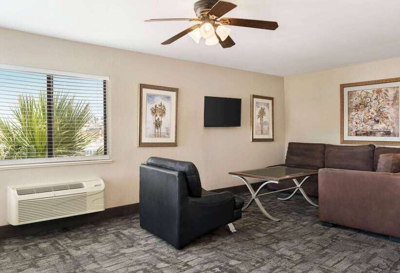 هتل Travelodge By Wyndham Lake Havasu
