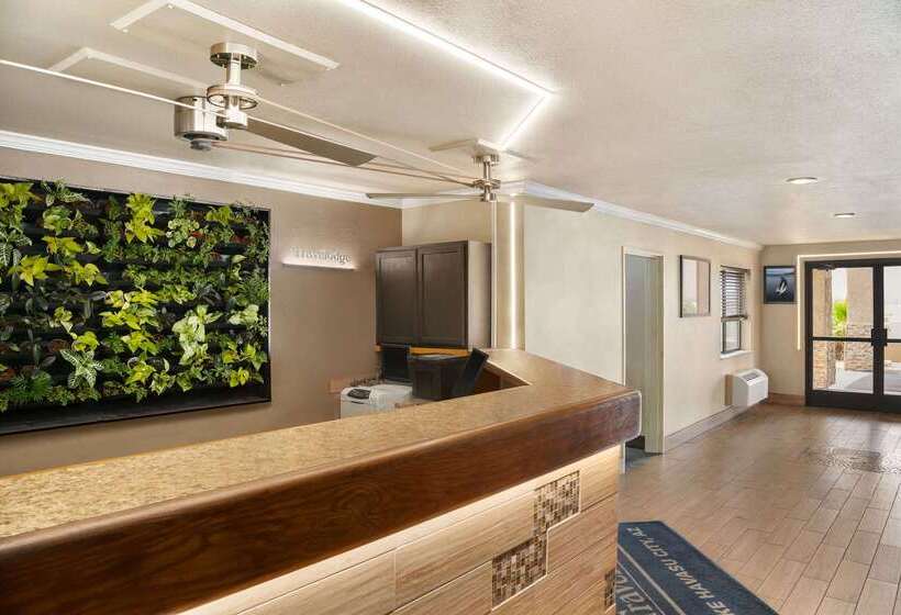 هتل Travelodge By Wyndham Lake Havasu