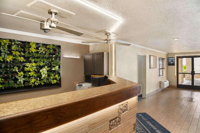 هتل Travelodge By Wyndham Lake Havasu