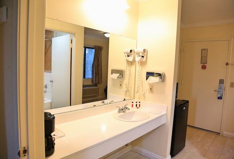 فندق Travelodge By Wyndham Pasadena Central