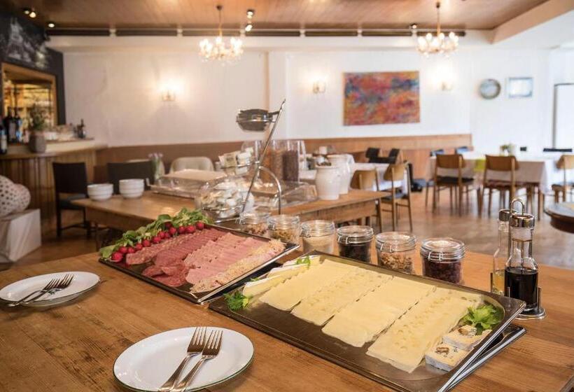 Keramikhotel Goldener Brunnen