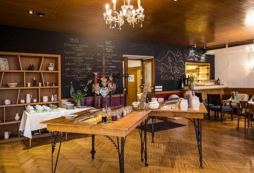 Keramikhotel Goldener Brunnen