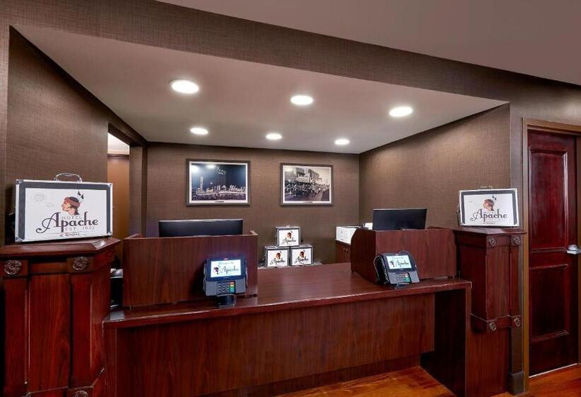 فندق على الطريق Apache
